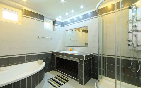Sunshine: Salle De Bains, Pièce, Propriété, Design Intérieur, Bâtiment, Jaune, Architecture, Plafond, Meubles, Tuile
