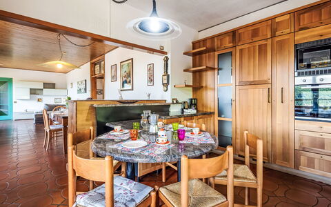 Angelina: Meubles, Design Intérieur, Sol, Bois, Plafond, Sol, Cuisine, Comptoir, Éclairage, Salle À Manger
