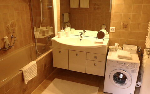 Chalet Jrene: Buanderie, Miroir, Robinet, Évier, Luminaire Plomberie, Lavabo, Machine À Laver, Sécheuse, Armoire De Toilette, Salle De Bains