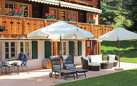 Chalet Jrene: Patio, Propriété, Bâtiment, Maison, Ombre, Parapluie, Arrière-Cour, Domicile, Immobilier, Toit