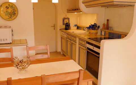 Chalet Jrene: Meubles, Table, Cabinetry, Bois, Bureau, Design Intérieur, Chaise, Cuisine, Sol, Salon