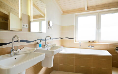 Dagebüll 100: Salle De Bains, Pièce, Propriété, Robinet, Design Intérieur, Évier, Luminaire Plomberie, Bâtiment, Architecture, Baignoire