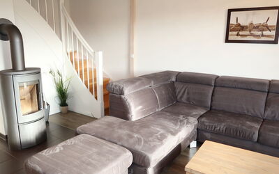 Dagebüll 200: Meubles, Propriété, Canapé, Cadre, Bâtiment, Design Intérieur, Bois, Confort, Mur, Sol