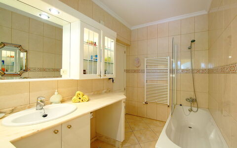 Bombilla: Salle De Bains, Pièce, Propriété, Immobilier, Design Intérieur, Robinet, Luminaire Plomberie, Bâtiment, Meubles, Évier