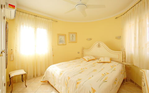 Bombilla: Chambre, Lit, Meubles, Pièce, Drap De Lit, Propriété, Literie, Cadre De Lit, Design Intérieur, Mur