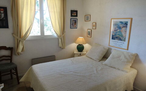 Cogolin 107: Chambre, Pièce, Propriété, Meubles, Lit, Cadre De Lit, Drap De Lit, Design Intérieur, Literie, Bâtiment