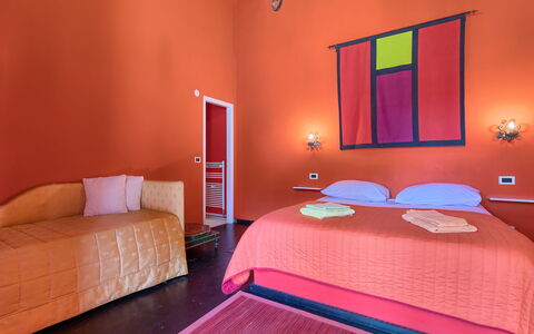 Moira: Chambre, Pièce, Lit, Meubles, Drap De Lit, Propriété, Design Intérieur, Cadre De Lit, Mur, Rose