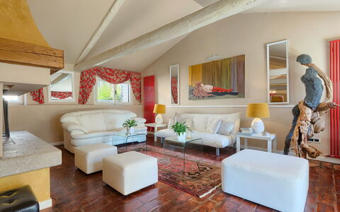 Moira: Meubles, Propriété, Canapé, Table, Confort, Bâtiment, Décoration, Design Intérieur, Lampe, Architecture
