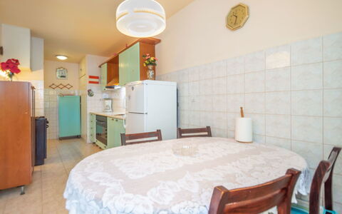 Martinović: Meubles, Propriété, Bâtiment, Bleu Azur, Confort, Table, Chaise, Orange, Design Intérieur, Bois
