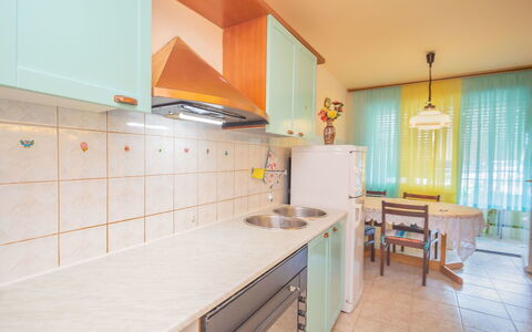 Martinović: Cabinetry, Meubles, Propriété, Comptoir, Bois, Cuisine, Tiroir, Orange, Design Intérieur, Maison