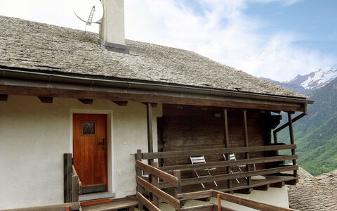 Mona: Propriété, Maison, Toit, Bâtiment, Chalet, Ciel, Domicile, Montagne, Pièce, Architecture