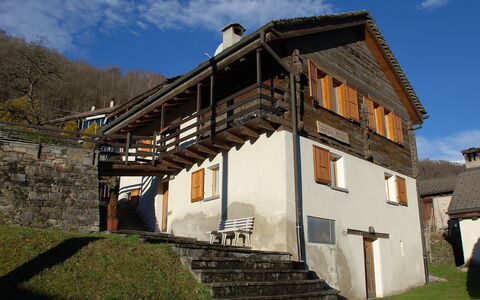 Mona: Propriété, Maison, Ciel, Bâtiment, Architecture, Village, Zone Rurale, Domicile, Montagne, Chaîne De Montagnes