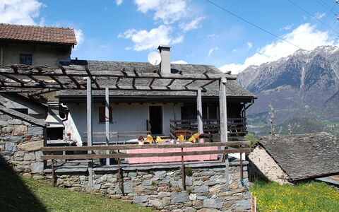 Mona: Nuage, Ciel, Bâtiment, Fenêtre, Plante, Bois, Montagne, Lot Terre, Paysage Naturel, Maison