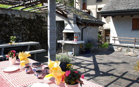 Mona: Propriété, Jaune, Maison, Bâtiment, Chalet, Domicile, Arbre, Fleur, Vacances, Pièce