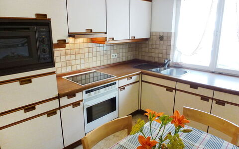 Roth: Comptoir, Propriété, Pièce, Cuisine, Meubles, Cabinetry, Cuisinière, Bâtiment, Sol, Design Intérieur