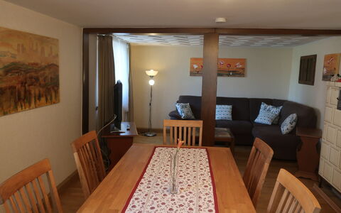Roth: Propriété, Meubles, Cadre, Table, Bois, Éclairage, Design Intérieur, Sol, Sol, Chaise