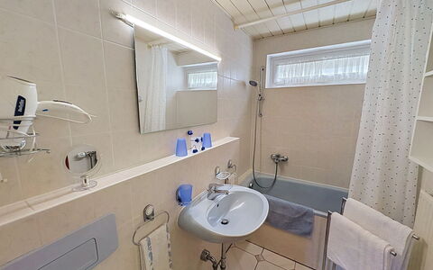 Triberg 100: Salle De Bains, Lavabo, Luminaire Plomberie, Évier, Sol, Sol, Design Intérieur, Robinet, Plomberie, Pièce