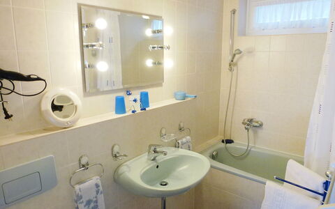 Triberg 100: Salle De Bains, Pièce, Propriété, Évier, Luminaire Plomberie, Lavabo, Robinet, Accessoire Salle De Bain, Design Intérieur, Bâtiment