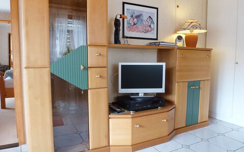 Triberg 100: Meubles, Pièce, Propriété, Écran Plat, Bureau D'Ordinateur, Médias, Écran, Design Intérieur, Maison, La Technologie