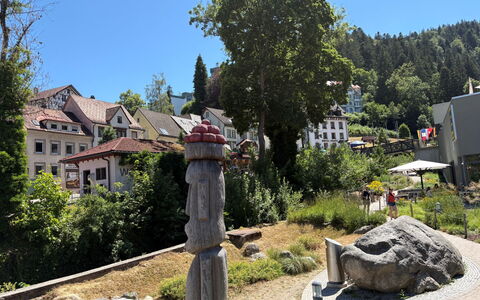 Triberg 100: Arbuste, Espace Public, Printemps, Loisir, Jardin, Vacances, Aménagement Paysager, Banc, Passerelle