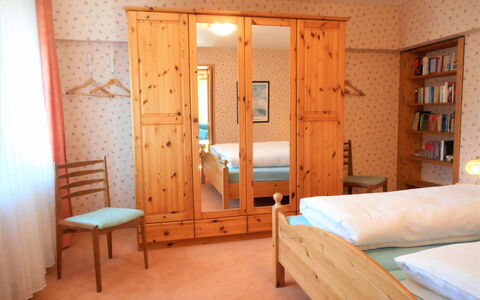 Triberg 100: Pièce, Meubles, Lit, Propriété, Chambre, Mur, Design Intérieur, Bâtiment, Maison, Sol