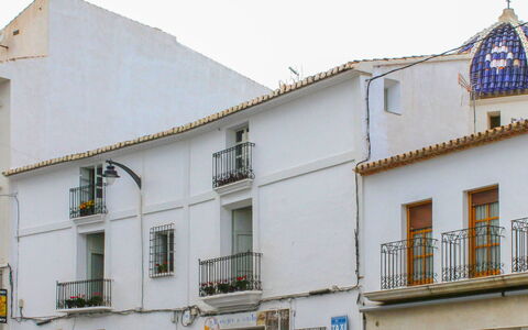 Bernia: Fenêtre, Propriété, Bâtiment, Architecture, Ciel, Jaune, Quartier, Matériel De La Propriété, Façade, Zone Résidentielle