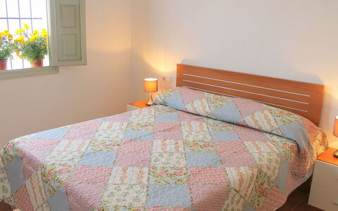 Bernia: Meubles, Propriété, Fenêtre, Bâtiment, Plante, Confort, Bleu Azur, Bois, Orange, Textile