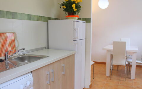 Bernia: Pièce, Propriété, Meubles, Cuisine, Sol, Maison, Tuile, Bâtiment, Design Intérieur, Comptoir