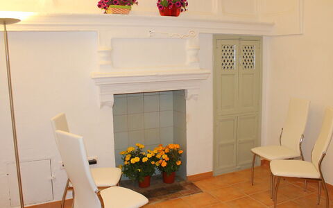 Bernia: Propriété, Meubles, Fleur, Blanc, Plante, Chaise, Orange, Design Intérieur, Éclairage, Maison