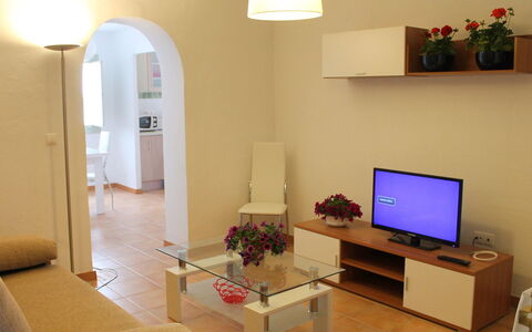 Bernia: Meubles, Propriété, Table, Plante, Plante D'Appartement, Confort, Canapé, Design Intérieur, Orange, Éclairage