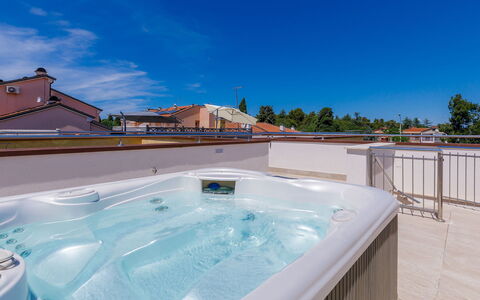 Umag 115: Ciel, L'Eau, Propriété, Bâtiment, Piscine, Bleu Azur, Mobilier De Jardin, Ombre, Nuage