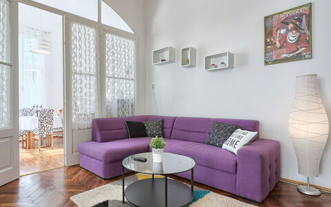 Silvia: Meubles, Canapé, Propriété, Table, Violet, Design Intérieur, Bois, Canapé-Lit, Architecture, Salon