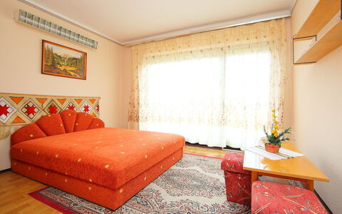 Palma: Meubles, Pièce, Propriété, Design Intérieur, Rouge, Chambre, Orange, Immobilier, Sol, Lit