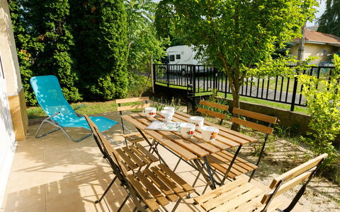 Palma: Plante, Meubles, Table, Mobilier De Jardin, Tableau De Plein Air, Arbre, Ombre, Bois, Chaise, Bâtiment