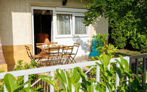 Palma: Plante, Table, Meubles, Fenêtre, Bâtiment, Chaise, Ombre, Mobilier De Jardin, Tableau De Plein Air, Bois
