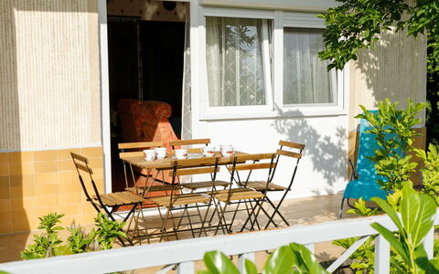 Palma: Plante, Propriété, Meubles, Bâtiment, Fenêtre, Chaise, Bois, Architecture, Ombre, Mobilier De Jardin