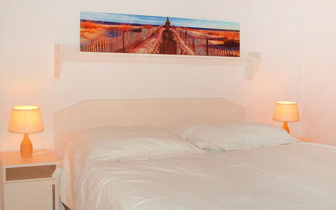 Den Oever: Chambre, Lit, Pièce, Meubles, Propriété, Design Intérieur, Cadre De Lit, Drap De Lit, Mur, Sol