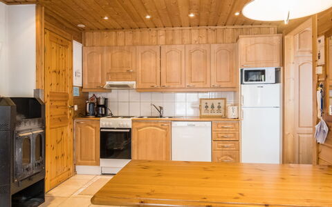 Hirvas Levi 1: Cuisine, Bois, Plafond, Cabinetry, Comptoir, Sol, Meubles, Sol, Design Intérieur, Appareil De Cuisine