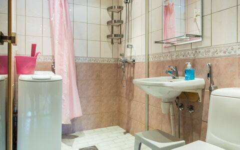 Hirvas Levi 1: Sol, Sol, Luminaire Plomberie, Design Intérieur, Toilette, Évier, Plomberie, Salle De Bains, Pièce, Lavabo