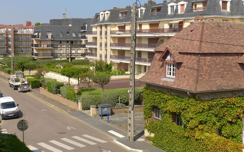Prince Albert: Plante, Bâtiment, Ciel, Propriété, Fenêtre, Véhicule, Roue, Design Urbain, Voiture, Condominium