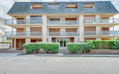 Prince Albert: Plante, Ciel, Nuage, Bâtiment, Propriété, Fenêtre, Design Urbain, Lot Terre, Condominium