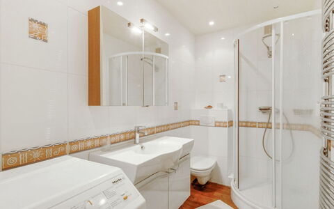 Prince Albert: Miroir, Luminaire Plomberie, Robinet, Propriété, Évier, Tete De Douche, Blanc, Lavabo, Salle De Bains, Bâtiment
