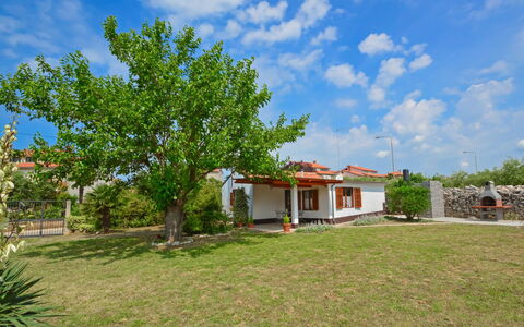 Ledi: Nuage, Plante, Ciel, Propriété, Bâtiment, Paysage Naturel, Arbre, Fenêtre, Lot Terre, Maison