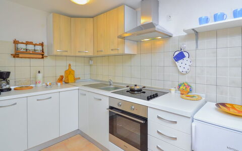 Ledi: Comptoir, Cabinetry, Evier, Bâtiment, Propriété, Évier, Robinet, Cuisinière, Appareil De Cuisine, Cuisine