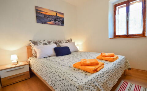 Ledi: Propriété, Meubles, Fenêtre, Confort, Bois, Bleu Azur, Orange, Design Intérieur, Oreiller