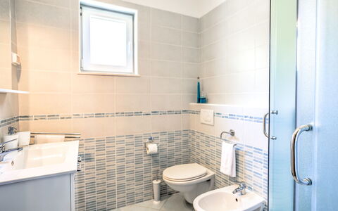 Brseč 104: Robinet, Évier, Luminaire Plomberie, Fenêtre, Lavabo, Salle De Bains, Violet, Bâtiment, Design Intérieur, Sol