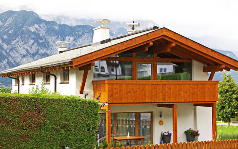 Lanner: Bâtiment, Propriété, Plante, Fenêtre, Ciel, Maison, Porche, Nuage, Clôture, Arbre