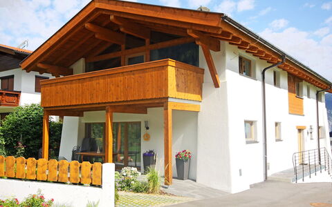 Lanner: Plante, Bâtiment, Ciel, Nuage, Fenêtre, Maison, Porte, Architecture, Ombre, Bois