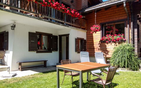 Le Tzanton: Plante, Bâtiment, Propriété, Meubles, Table, Fenêtre, Bois, Design Intérieur, Éclairage, Mobilier De Jardin