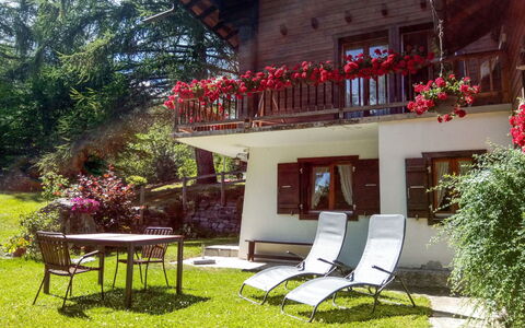 Le Tzanton: Plante, Fleur, Bâtiment, Propriété, Meubles, Fenêtre, Chaise, Table, Architecture, Arbre